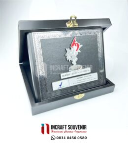 PLAKAT KAYU STANDARAN CUSTOM HITAM EKSKLUSIF K77